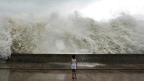 Typhoon Waves in Qingdao, China - 20 Gripping Photos of Extreme weather