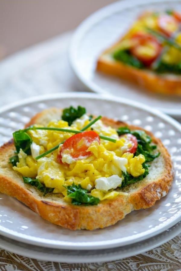 Scrambled Eggs with Goat Cheese and Kale Recipe - ChefDeHome.com