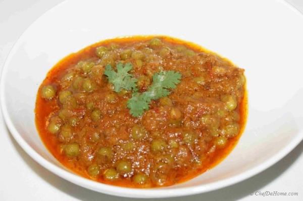 Mattar Masala is very popular main course Indian dish prepared with green peas and tomato based curry. Very simple to prepare and delicious in taste.  This dish is  traditionally served with Roti and 
