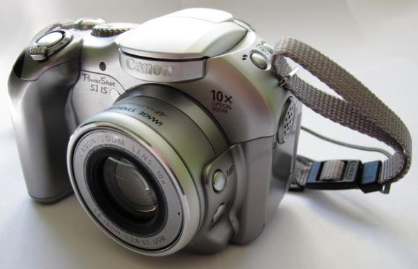 One of the first long-zoom digitals, the S1 IS is dated today primarily by its low 3.2 megapixel resolution. Nonetheless, it is capable of producing excellent images within this limitation.