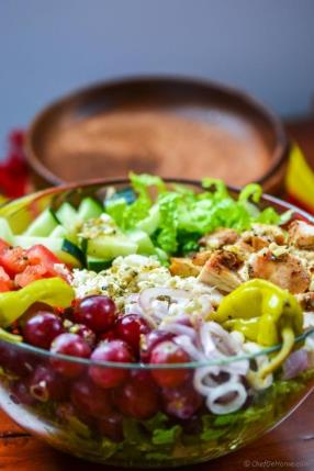 Greek Chicken Chopped Salad - A healthy carb-free salad with delicious greek chicken, veggies, sweet grapes and feta cheese! yumm! 