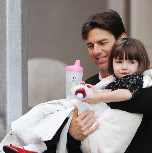 Tom Cruise carrying her daughter Suri Cruise